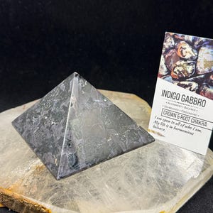 Große Indigo Gabbro Pyramide mit Kristall Infokarte TE62 Schutz Erdung