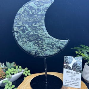 Croissant de lune en jaspe Kambaba avec support en métal personnalisé – 25 cm (10 po.) | Carte d'information incluse | TG17