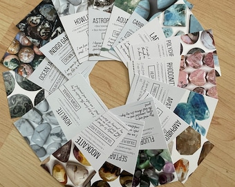 Puede incluir: Una colección de 12 tarjetas que presentan diferentes tipos de cristales y piedras. Cada tarjeta tiene el nombre del cristal, una descripción de sus propiedades y una pequeña imagen del cristal.