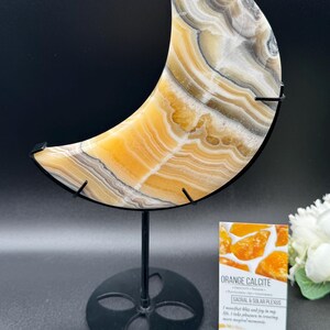 Splendida luna crescente di calcite arancione da 10 1/2" con supporto personalizzato / Splendida fasciatura / Scheda informativa sul cristallo inclusa TG48