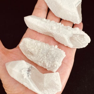 Zauberhafte Kerze mit funkelnden Druzy-Quarzen aus der Inneren Mongolei, Kristall-Infokarte und Ständer für T39 High Vibration