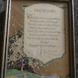 Könnte beinhalten: Ein gerahmtes Gedicht über die Bedeutung von Freundschaften. Das Gedicht ist in einer dekorativen Schrift geschrieben und von einem grünen und braunen Rahmen umgeben. Der Hintergrund des Gedichts ist ein Aquarellbild eines Baumes und einer Landschaft.