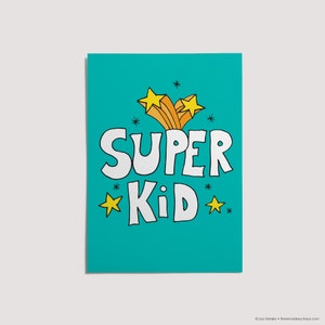 Peut inclure: Une carte bleu turquoise avec le texte "SUPER KID" en blanc avec des étoiles jaunes et un motif d'étoile filante jaune et orange.