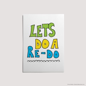 Peut inclure: Une carte blanche avec le texte "LETS DO A RE-DO" en lettres vertes, jaunes et bleues. Le texte est dans un style ludique et dessiné à la main.