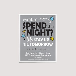 Könnte beinhalten: Eine graue Einladung mit schwarzem Text, der lautet: "want to SPEND the NIGHT? lets STAY UP TIL TOMORROW". Die Einladung enthält auch ein Datum, eine Uhrzeit, eine Adresse und Kontaktinformationen.