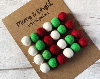 Guirlande de boule de feutre rouge, blanc et vert, guirlande pom pom, bunting en feutre, inspiré Waldorf, bunting de pépinière, déc de Noël d’inspiration nordique