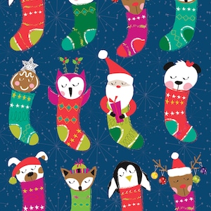 Peut inclure: Un fond bleu avec une variété de chaussettes de Noël représentant différents animaux et personnages. Les chaussettes sont remplies de cadeaux et ont une ambiance festive.