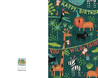 Pode incluir: Um cartão de aniversário colorido com tema de selva. O cartão apresenta uma girafa, uma zebra, um leão, um tucano, macacos e um crocodilo. O texto no cartão diz "Feliz aniversário, selvagem!"