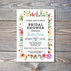 Puede incluir: Una invitaci&oacute;n de despedida de soltera con tem&aacute;tica floral con un borde de acuarela. La invitaci&oacute;n es para la despedida de soltera de Jackie Cohen el s&aacute;bado 10 de marzo a la 1:00 PM en Brio Tuscan Grille, 3626 Butler Pike, Blue Bell, PA. RSVP a Pam al 215-466-3727. Jackie est&aacute; registrada en Target y Amazon.