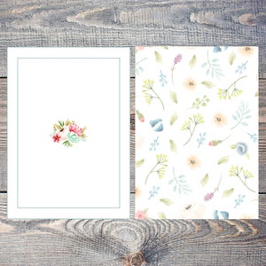 Puede incluir: Una tarjeta blanca en blanco con un borde verde y un peque&ntilde;o dise&ntilde;o floral en el centro. La tarjeta est&aacute; al lado de una tarjeta blanca con un patr&oacute;n floral.
