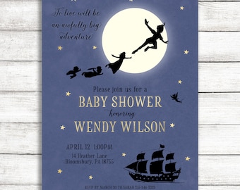 Puede incluir: Una invitación de baby shower azul con una silueta de Peter Pan y Wendy volando sobre una luna. El texto dice "To live will be an awfully big adventure" y "Please join us for a Baby Shower honoring Wendy Wilson".