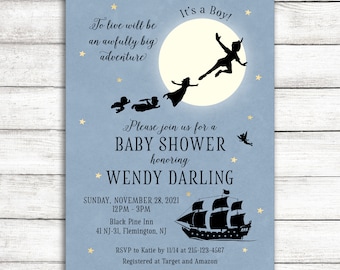 Puede incluir: Una invitación de baby shower azul con una silueta de Peter Pan y Wendy volando sobre una luna llena. El texto dice "¡Es un niño!" y "Por favor, únase a nosotros para una Baby Shower en honor a Wendy Darling".