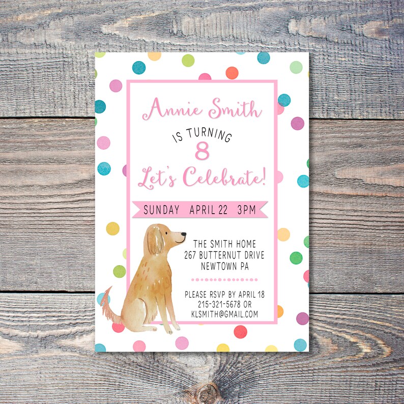 Puede incluir: Una invitaci&oacute;n de cumplea&ntilde;os colorida con fondo rosa y lunares. La invitaci&oacute;n dice "Annie Smith cumple 8 a&ntilde;os &iexcl;Celebremos!" con la fecha y hora "Domingo 22 de abril 3PM". La invitaci&oacute;n tambi&eacute;n incluye la direcci&oacute;n "The Smith Home 267 Butternut Drive Newtown PA" y la informaci&oacute;n de RSVP.