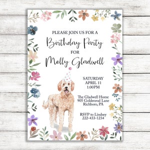 Op de afbeelding: Een witte verjaardagsuitnodiging met een bloemige rand. De uitnodiging bevat een aquarel-illustratie van een golden doodle-hond die een roze feestmuts draagt. De tekst op de uitnodiging luidt: "U bent van harte uitgenodigd voor een verjaardagsfeest voor Molly Gladwell, zaterdag 11 april, 13:00 uur, The Gladwell Home, 905 Goldenrod Lane, Richboro, PA, RSVP aan Lindsey, 222-433-1234."