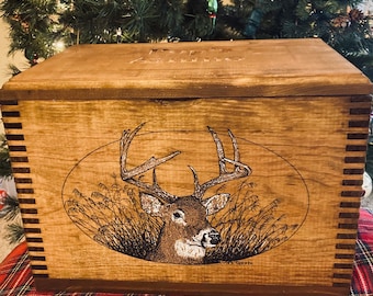 Gravierte Aufbewahrungsmunitionsbox, Szene auf der Vorderseite, massive Kiefer, gekerbte Fingergelenkkonstruktion - Gravur personalisieren