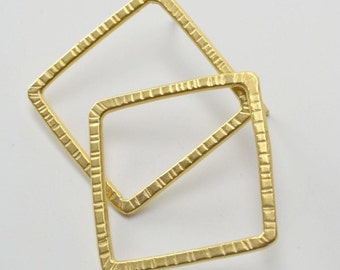 Golden and textured square earrings, with geometric shapes and minimalist style