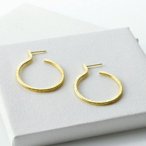 Golden, luminous and very flattering hoop earrings