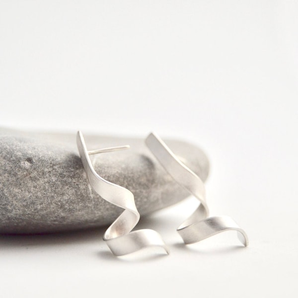 Pendientes artesanales de plata ecológica de diseño minimalista inspirado en la naturaleza.