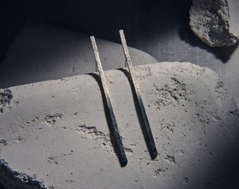 Long silver earrings with a minimalist and modern design. Silver and oxidized silver earrings