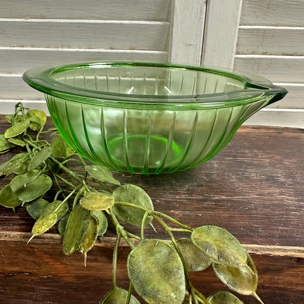 Vintage GREEN DEPRESSION BOWL with Pouring Spout