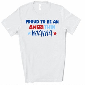 Puede incluir: Camiseta blanca con el texto "PROUD TO BE AN AMERITWIN MAMA" en rojo, azul y blanco con estrellas.
