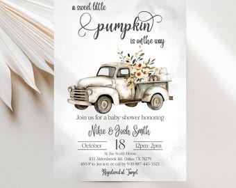Puede incluir: Una invitación a un baby shower con una ilustración en acuarela de una camioneta blanca vintage que transporta calabazas y flores. El texto dice "a sweet little pumpkin is on the way" e invita a los invitados a celebrar a Nikie & Josh Smith el 18 de octubre.