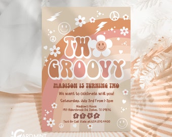 Puede incluir: Una invitación de cumpleaños con temática retro y groovy para una niña de dos años llamada Madison. La invitación presenta un fondo de arcoíris con un signo de paz, caras sonrientes y flores. El texto "Two Groovy" está escrito en una fuente psicodélica colorida. La invitación incluye detalles sobre la fiesta, incluida la fecha, la hora y la ubicación.