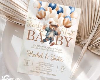 Könnte beinhalten: Eine Babyparty-Einladung mit einem Teddybären, der blaue, braune und weiße Ballons hält. Der Text lautet "We can Bearly Wait Baby" und enthält die Namen Rachel & Justin. Die Einladung ist für eine Babyparty am Sonntag, den 15. November, von 17:00 bis 19:00 Uhr.