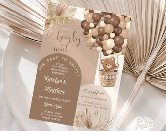Könnte beinhalten: Eine Babyparty-Einladung in Braun- und Beigetönen. Die Einladung zeigt einen Heißluftballon mit einem Teddybären im Korb. Der Text auf der Einladung lautet: "We can bearly wait for baby to arrive." Die Einladung enthält auch die Namen Katelyn & Matthew, das Datum Samstag, 21. März 2023, die Uhrzeit 17:00-20:00 Uhr und die Adresse Wilkins Home, 45 Chestnut Blvd, Dallas TX 78729.