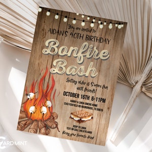 Könnte beinhalten: Ein rustikaler Holzmaserungshintergrund mit einer Feuerstellenillustration und Text, der lautet "Sie sind eingeladen zu Aidans 40. Geburtstag Bonfire Bash. Älter werden macht mehr Spaß mit Freunden! 16. Oktober 18:00-23:00 Uhr Harry & Linda Owens Home 1243 Foxfield Rd Roundrock, TX 09876 RSVP an Linda SMS oder Anruf 345.876.4400 Bringen Sie Ihr Lieblingsgetränk mit"