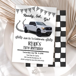 Könnte beinhalten: Weiße Geburtstagseinladung mit weißem Pickup, Reifenspuren und Zielflaggen. Der Text lautet "Ready, Set, Go!" und "Join Us To Celebrate RYAN'S 15TH BIRTHDAY". Enthält Veranstaltungsdetails.