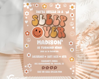 Könnte beinhalten: Eine pfirsichfarbene Einladung mit einem Retro-Design aus den 70er Jahren. Der Text lautet "You're invited to a Sleep Over, Madison is turning nine. Join us to celebrate Saturday, Sept 16th, 6pm, Madison's House, 1917 Aldersbrook Rd, Dallas, TX. RSVP, Text or call 651.670.7700".