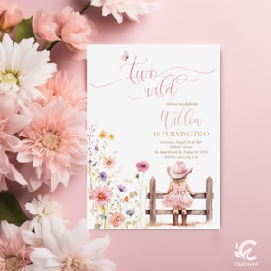Puede incluir: Una invitación de cumpleaños rosa y dorada con una ilustración de acuarela de una niña con un vestido rosa y un sombrero de vaquero sentada en una valla. El texto dice "Two Wild Willow is Turning Two".