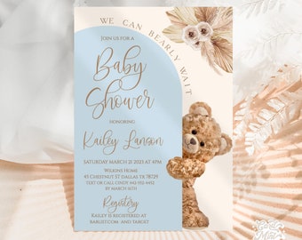 Può includere: Un invito per una baby shower con sfondo blu chiaro e crema. L'invito presenta un orsacchiotto che sbircia da dietro un angolo e un design floreale. Il testo recita "We can bearly wait" e "Join us for a baby shower honoring Kailey Lanson".