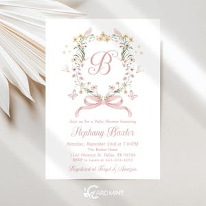 Invitación con monograma Grand Millennial en acuarela, con lazo rosa y escudo floral, plantilla digital editable con monograma JT1847