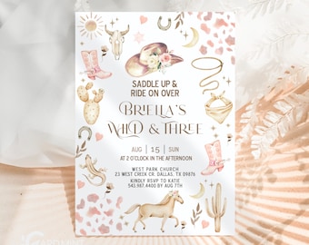 Puede incluir: Una invitación blanca con un diseño de acuarela que presenta un sombrero de vaquero, botas, cactus, una herradura, un lagarto, un caballo y estrellas. El texto dice "Saddle Up & Ride On Over Briella's Wild & Three Aug | 15 | Sun At 2 O'Clock In The Afternoon West Park Church 23 West Creek Cr. Dallas, TX 09876 Kindly RSVP to Katie 543.987.4400 By Aug 7th"