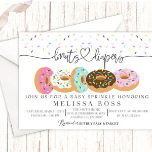 Może przedstawiać: Zaproszenie na baby sprinkle w stylu donutów i pieluch. Zaproszenie przedstawia różowy, niebieski i brązowy donut z posypką. Tekst brzmi "Donuts & Diapers" i zawiera imię "Melissa Ross" oraz szczegóły wydarzenia.