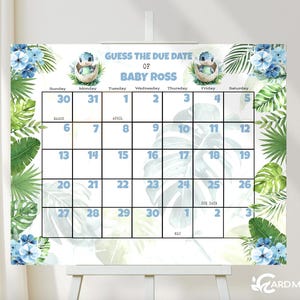 Può includere: Un gioco per baby shower a tema tropicale blu e verde con un calendario per indovinare la data di nascita di Baby Ross. Il calendario è decorato con foglie e fiori tropicali blu e verdi.