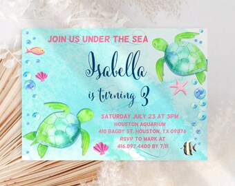 Könnte beinhalten: Eine blaue und grüne Einladung mit einem Aquarell-Design von Meeresschildkröten, Seesternen und Blasen. Der Text lautet "Join us under the sea Isabella is turning 3 Saturday July 23 at 3pm Houston Aquarium 410 Bagby St. Houston, TX 09876 RSVP to Mark at 416.897.4400 by 7/11"