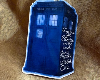 Pegatina con cita inspirada en Doctor Who: "Al final, todos somos historias, solo haz que sea buena". Pegatina de vinilo resistente al agua