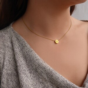 Collar de DOT flotante, collar inicial pequeño de oro, collar de disco de oro, joyería personalizada, collar personalizado, collar de capas