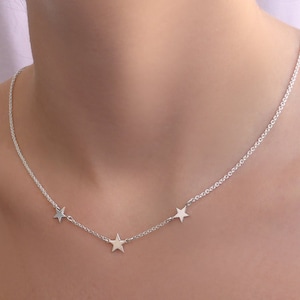 COLLAR DE ESTRELLA PEQUEÑA, Regalos personalizados para damas de honor, Collar con inicial, Oro macizo Plata maciza, Collar de estrella de plata pequeña, 3 estrellitas