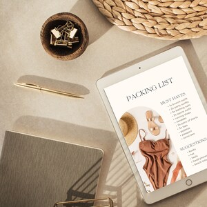 Może przedstawiać: Tablet cyfrowy wyświetlający listę rzeczy do spakowania na wycieczkę. Lista zawiera "Must Haves" i "Suggestions" dotyczące rzeczy do spakowania. Na zdjęciu widać r&oacute;wnież słomkowy kapelusz, sandały i kostium kąpielowy.
