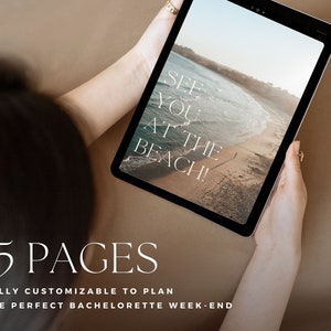 Może przedstawiać: Tablet cyfrowy wyświetlający scenę plażową z tekstem "SEE YOU AT THE BEACH!" i tekstem "15 PAGES FULLY CUSTOMIZABLE TO PLAN THE PERFECT BACHELORETTE WEEK-END".