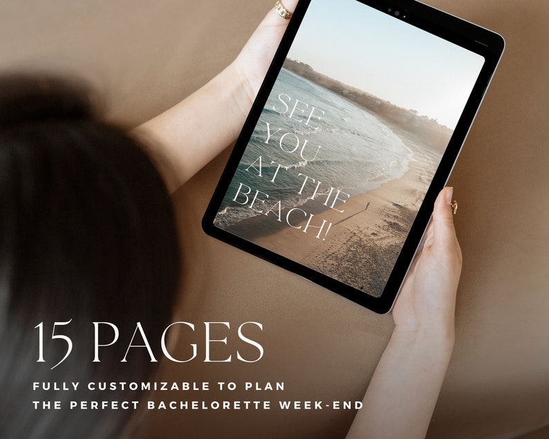 Może przedstawiać: Tablet cyfrowy wyświetlający scenę plażową z tekstem "SEE YOU AT THE BEACH!" i tekstem "15 PAGES FULLY CUSTOMIZABLE TO PLAN THE PERFECT BACHELORETTE WEEK-END".