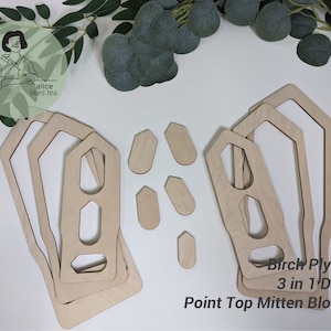 Op de afbeelding: Drie houten wantenblokkers in een 3-in-1 ontwerp, gemaakt van berken multiplex. De blokkers zijn gevormd als een puntige bovenkant want en zijn op elkaar gestapeld. De tekst "Birch Plywood 3 in 1 Design Point Top Mitten Blockers" is afgedrukt op de onderkant van de afbeelding.