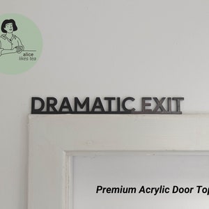 Salida dramática - Topper de puerta acrílica premium - Decoración de estante - Regalo perfecto - Letrero de puerta principal en blanco o negro