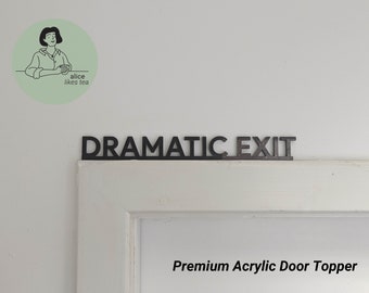Dramatic Raus - Premium Acryl Tür Topper - Regal Dekor - Perfektes Geschenk - Haustür Schild Schwarz oder Weiß