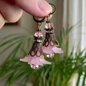 Lucite flower earrings,pink lily flower dangle earrings, filigree floral pink earrings, gift for mother,gift for boho girls,gift for she, image 1