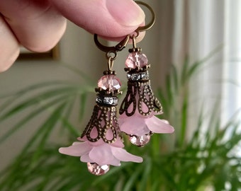 Lucite flower earrings,pink lily flower dangle earrings, filigree floral  pink earrings, gift for mother,gift for boho girls,gift for she,